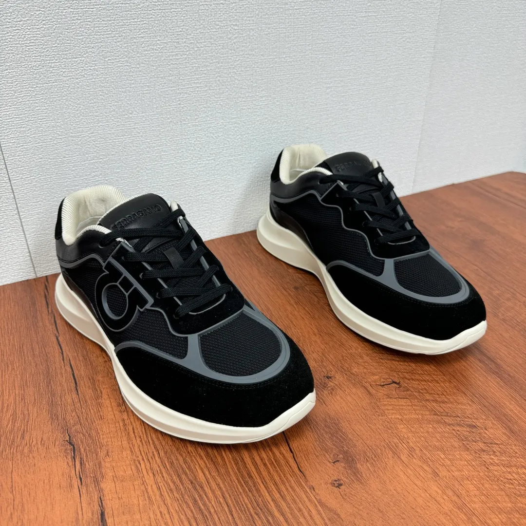 [Ferragamo] Top P: 720💰 Size: 39~44 (38 45 custom-made, non-returnable) Ferragam/Ferragamo Cancini buckle men's low-top casual shoes Spring and summer official website synchronized new thick-soled versatile sports shoes for men This urban-style casual shoe boldly combines a variety of fabrics, cleverly using high-tech mesh fabrics and smooth leather to create a unique high-end look, with side dropouts Cancini buckle, padded collar and tongue, and eye-catching lightweight rubber sole make the design even more sophisticated! The perfect blend of style and comfort. , the shoe body is outlined with exquisite lines, embellished with iconic elements, and equipped with comfortable sole technology to boost your pace. Whether you are walking on the street or exercising, you can show your extraordinary charm. Item number: F688525 Black.